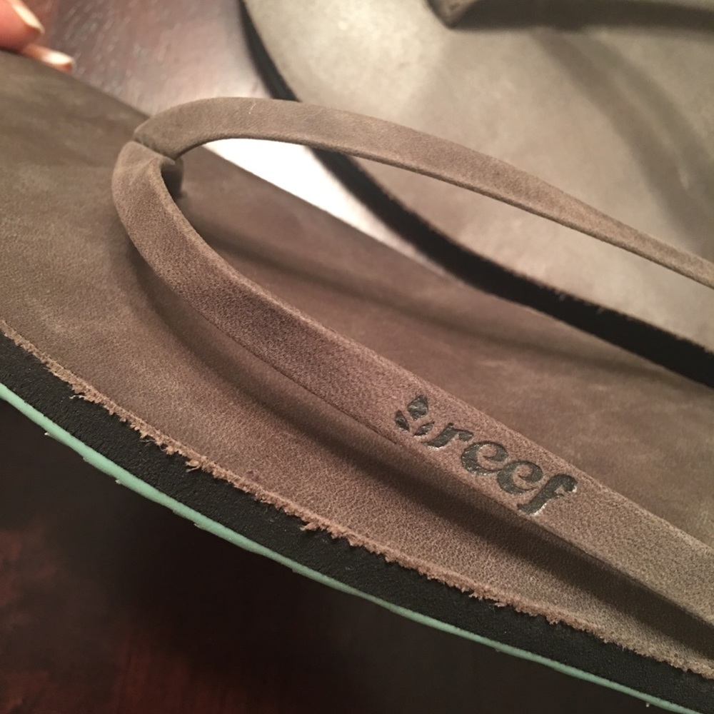 Reef flip flops dark taupe/ sea foam color.
